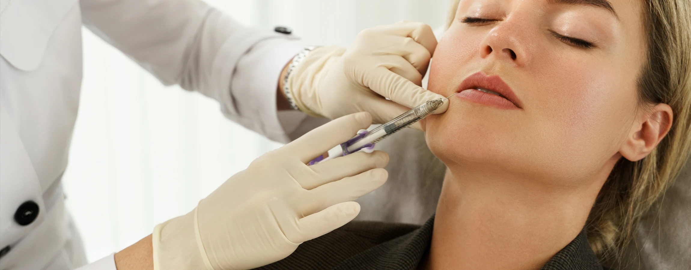 Illustration banner showing a woman receiving dermal fillers at our Memphis area clinic.